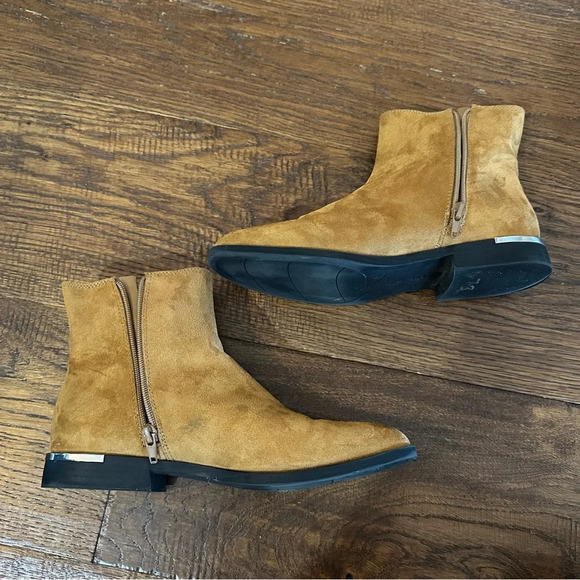 Nine West Cognac Honey Suede Chelsea Ankle Bootie with Gold detail size 9 M - Picture 8 of 11